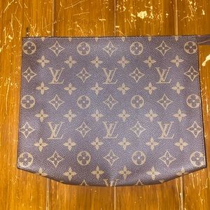 Authentic Louis Vuitton Toiletry 26